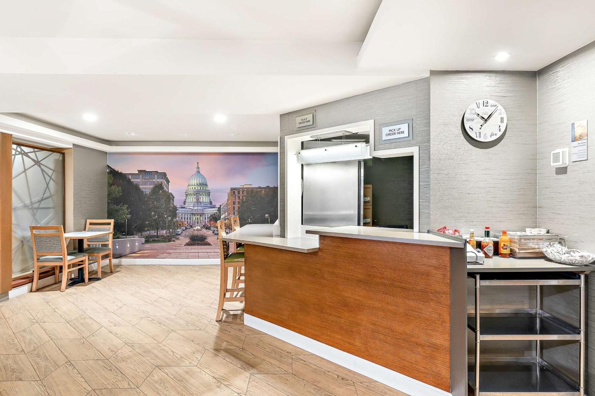 Best Western West Towne Suites Madison Bagian luar foto