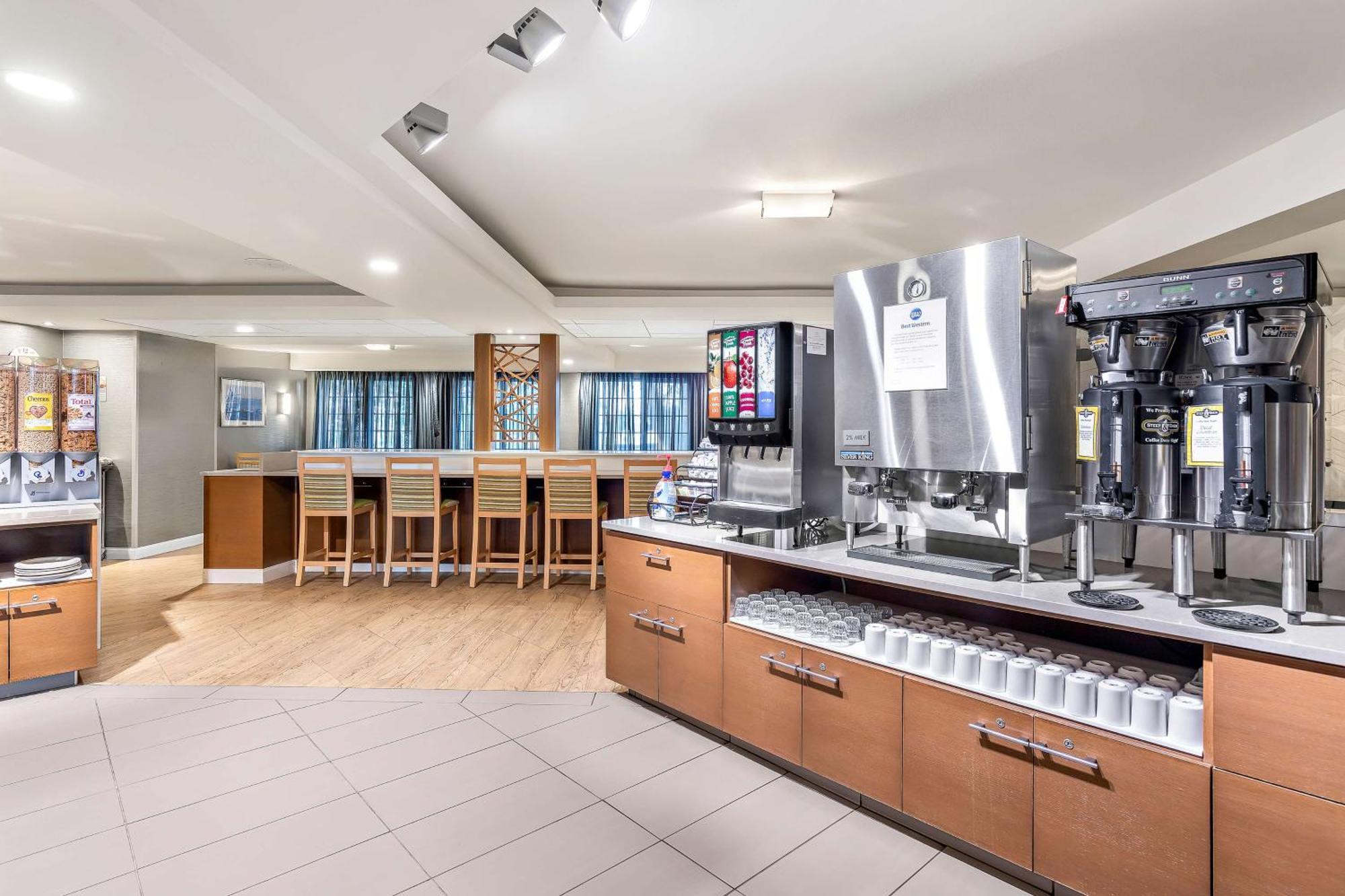 Best Western West Towne Suites Madison Bagian luar foto